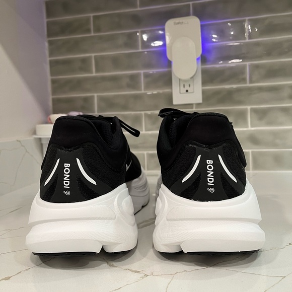 Hoka Bondi 9 Running Shoes. Men’s Size 11D Color Black / White - Picture 7 of 9